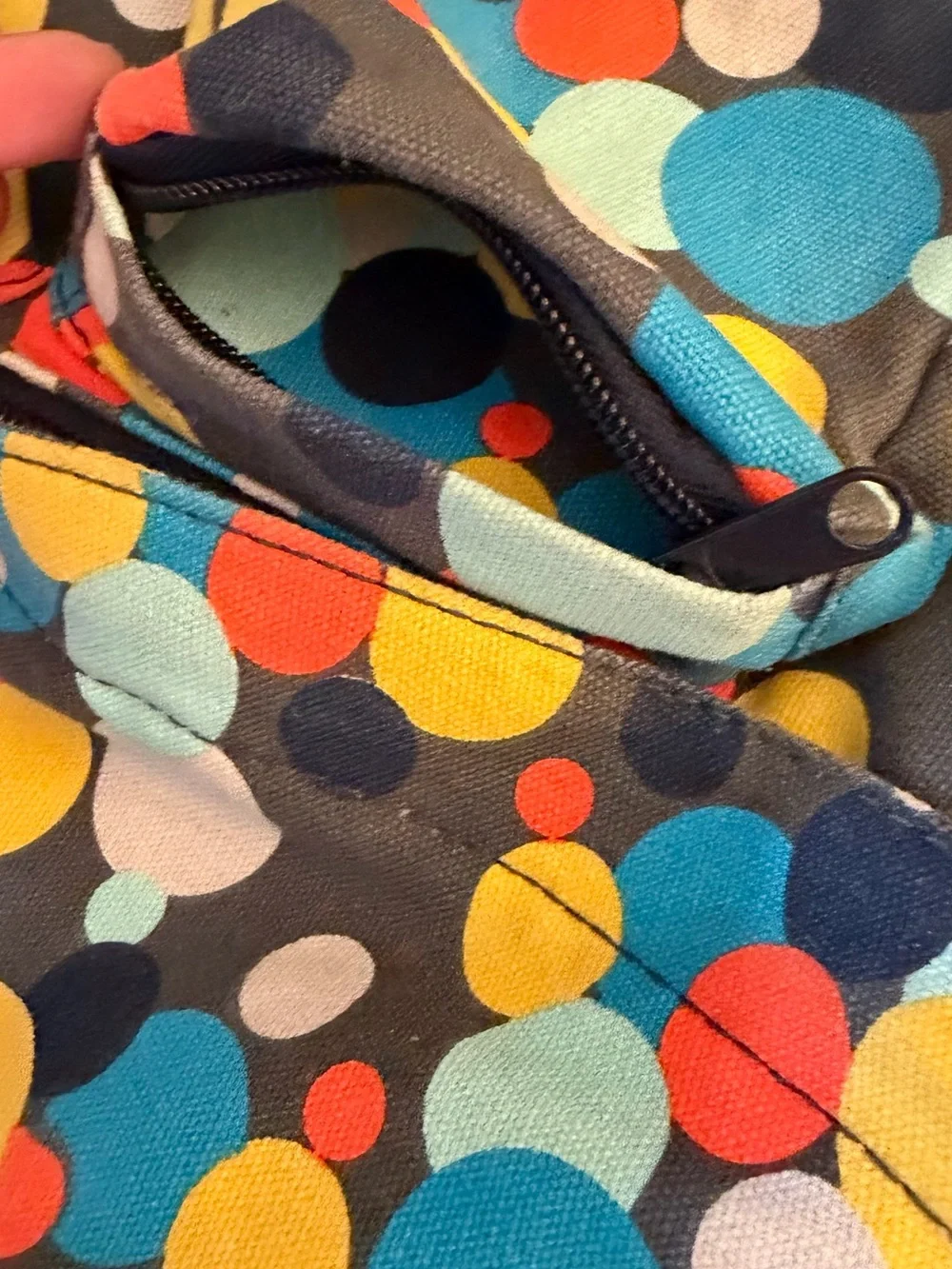 Kavu Rope sling back pack multi colored All zippers work. No pets owner